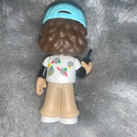 Funko Netflix Stranger Things 4 Mystery Mini Dustin Hell Fire Shirt Vinyl Figure - Picture 4 of 5